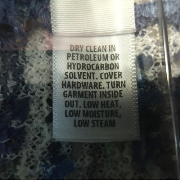 ST. JOHN NEW WITH TAGS SWEATER MED BUT WEARS LIKE… - Picture 6 of 15